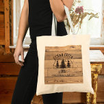 Tote Bag Locations de vacances en forêt sauvage en bois rus<br><div class="desc">Bois rustique et arbres pittoresques de forêt sauvage design personnalisé avec votre texte personnalisé. Idéal pour cabine, maison de lac, chalet de montagne rustique et maison de vacances propriétaire ou de location de propriété, de marketing et de promotion, marchandises ou cadeau de faveur invité. ASSISTANCE : Pour obtenir de l'aide...</div>