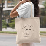 Tote Bag Logo Simple Minimaliste Promotionnel Business Swag<br><div class="desc">Faites une impression durable à votre prochain salon avec le Sac fourre-tout Simple Custom Company Logo Tradeshow Swag. Ce sac fourre-tout polyvalent et pratique est l'article promotionnel parfait pour présenter votre marque et faire une déclaration. Customisez ce sac fourre-tout avec le logo et le site Web de votre entreprise, permettant...</div>