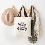 Tote Bag Logo Vintage Napa Valley California<br><div class="desc">Cute Napa Valley, California sac fourre-tout porte le nom de la région viticole légendaire en lettrage vintage et affligé, superposé sur une illustration d'une grappe de raisins mûrs, prêts à être transformés en vin. Personnalisez ce fourre-tout mignon avec un nom ou une date mariage pour un cadeau ou un cadeau...</div>