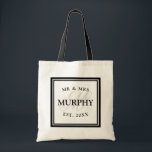 Tote Bag M. noir et blanc élégant Mme monogram wedding<br><div class="desc">Sacs fourre-tout noirs et blancs élégants à M. Mme monogram wedding. Conception de fantaisie de logo avec la belle typographie pour le nom, la date et la lettre décorée d'un monogramme. Cadeau personnalisé mignon ou idée de cadeau pour la jeune mariée, les demoiselles de honneur, la domestique de l'honneur et...</div>