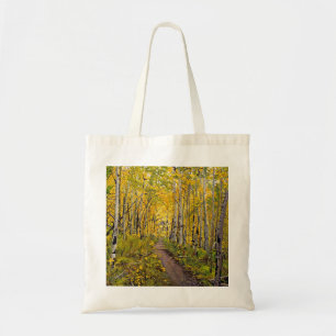 Tote Bag Magnifique sentier automnal panoramique dans un bo