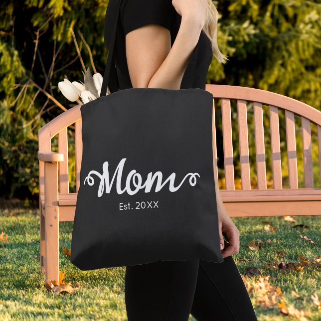 Tote Bag Maman a établi nouveau cadeau maman (Mom Established New Mom Gift Tote Bag in Black with White Script Text, Est Date.)