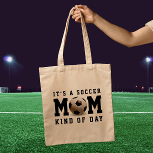 Tote Bag Maman de football un peu noir de jour