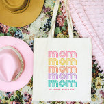 Tote Bag Maman | Texte de style Disco brillant et coloré<br><div class="desc">Ce sac fourre-tout noir amusant et élégant dit "maman" cinq fois,  dans des couleurs vives d'inspiration rétro de rose,  jaune,  orange,  violet et turquoise et de style disco tendance typographie. Ajoutez les noms de vos enfants pour montrer à quel point vous êtes fier d'être leur mère.</div>