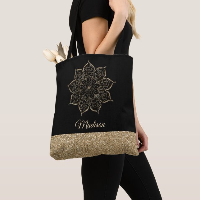 Tote Bag Mandala à paillettes dorées fausses sur fond noir  (De près)