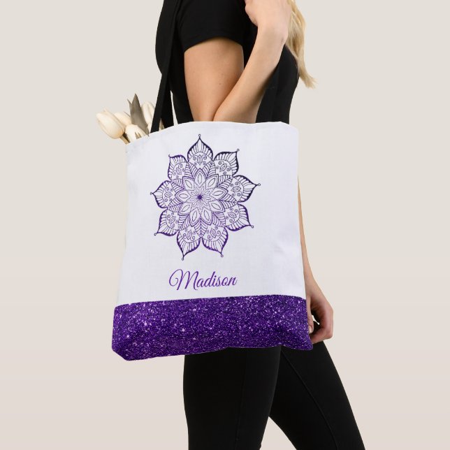 Tote Bag Mandala à paillettes violettes fausses sur fond bl (De près)