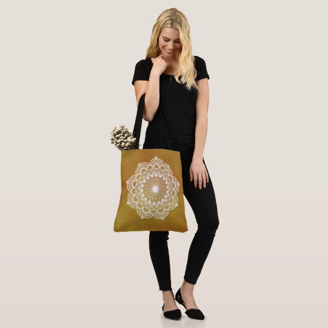 Tote Bag Mandala blanc sur fond doré (Sur le modèle)