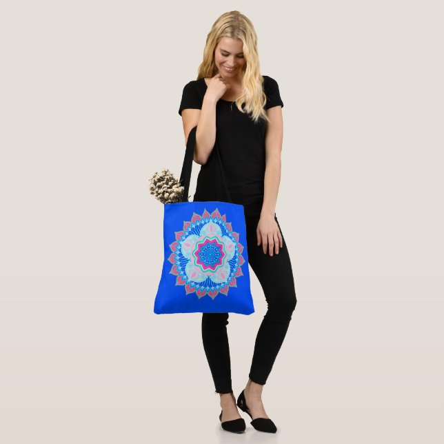 Tote Bag Mandala bleu rose sur fond bleu (Sur le modèle)