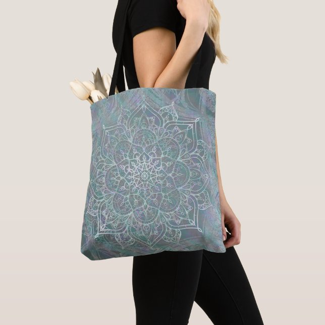 Tote Bag Mandala Bohème Chic à Reflets Iridescents (De près)