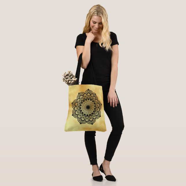Tote Bag Mandala noir sur fond doré doux (Sur le modèle)