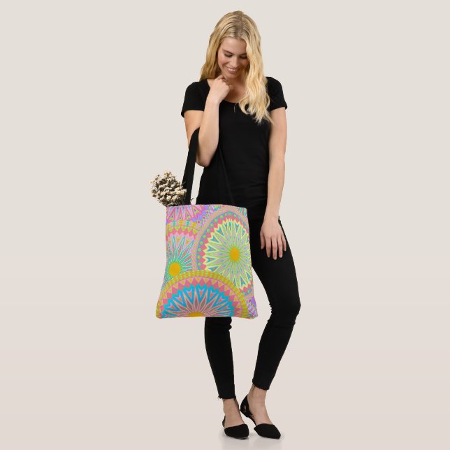 Tote Bag Mandala superposés rose bleu jaune menthe violet (Sur le modèle)