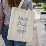 Tote Bag Mariage Bride Bleu Botanique Floral Personnalisé<br><div class="desc">Un mariage de mariée à fleurs bleues, une belle fleur botanique florale bleue, un script de calligraphie design, un élégant sac féminin à chic girly, un feuillage feuille verdoyant de jardin, un texte de script de calligraphie créatif, une idée de cadeau de mariée, un joli bouquet de jardin de printemps...</div>