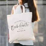 Tote Bag Mariage de calligraphie du dossard du parti Bachel<br><div class="desc">Le Sac fourre-tout de Mariage de la Calligraphie de la fête de Bachelorette présente une calligraphie amusante et jolie,  ainsi que la date de l'événement et le nom personnalisé. Cela fait un cadeau parfait pour une fête de bachelorette - remplissez-le avec plaisir!</div>