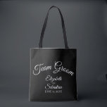 Tote Bag Mariage de salle d'équipe noir et blanc simple<br><div class="desc">Ces sacs fourre-tout de "marié d'équipe" sont conçus comme des faveurs ou des cadeaux pour les futurs mariés, les membres de la famille ou d'autres membres de la fête de mariage. Grand sac de swag à remplir avec des faveurs et des cadeaux. La conception simple comprend du texte en écriture...</div>