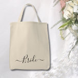 Tote Bag mariage d'écriture moderne Mariée<br><div class="desc">Sacs fourre-tout de mariée Calligraphie moderne en belle typographie script imprimé à l'avant. Sacs mignons et simples dans un script de calligraphie chic. Fait une grande fête de célibataire ou un cadeau mariage pour la future mariée</div>