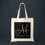 Tote Bag Mariage élégant gris noir de monogramme<br><div class="desc">Sacs fourre-tout élégants à mariage de monogramme. Concevez par le © 2008 d'Elke Clarke pour MonogramGallery chez Zazzle. Noir et blanc avec le texte initial gris a recouvert avec les noms et la date de mariage de jeunes mariés. Grand sac d'invité de mariage de destination, cadeau de mariage, souvenir de...</div>