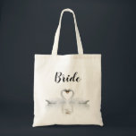 Tote Bag Mariage mariée de cygne élégant mariage<br><div class="desc">Simple, élégant et romantique ! Deux jolis cygnes blancs amoureux se courbent la tête pour un baiser tendre, les têtes formant un coeur. Arrière - plan blanc et élégant. Écriture en lettres de couleur noire et texte : Mariée Un couple de cygnes restent ensemble pour la vie, ils sont donc...</div>