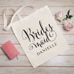 Tote Bag Mariage personnalisé de script noir de Bridesmaid<br><div class="desc">Le sac fourre-tout mariage Bridesmaid dispose d'un script de calligraphie moderne en rotation noire avec un élégant texte de prénom personnalisé que vous pouvez personnaliser. Voyez nos créations de fête nuptiale coordonnées !</div>