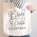 Tote Bag Mariée Tribe Noir Script Moderne Custom Bridesmaid<br><div class="desc">Scénario de calligraphie noire chic moderne et décontractée "Tribe de mariée" sac fourre-tout de mariage pour femmes dispose de texte personnalisé qui peut être personnalisé pour votre équipe de mariée. Parfait pour vos demoiselles d'honneur à porter à la bachelorette et au week-end mariage !</div>