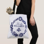 Tote Bag Marine Vintage moderne Blue & White Floral Wreath<br><div class="desc">Présentez votre propre style unique avec notre design sac fourre-tout élégant et expressif, parfait pour un usage quotidien. Le design est composé de beaux floraux modernes et élégants et de feuilles réunis pour créer un magnifique nom de famille et un sac fourre-tout monogramme de style couronne circulaire. Changez-le, il vous...</div>