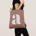 Tote Bag Marque initiale rétro marron mocha moderne en gras<br><div class="desc">Un sac fourre-tout audacieux et contemporain avec un fond marron mocha terreux et une lettre minuscule blanche saisissante en typographie moderne. Parfait pour une utilisation quotidienne, les courses, le travail ou comme accessoire de mode, ce design accrocheur allie minimalisme et esthétique rétro. Idéal pour les amateurs de typographie et ceux...</div>