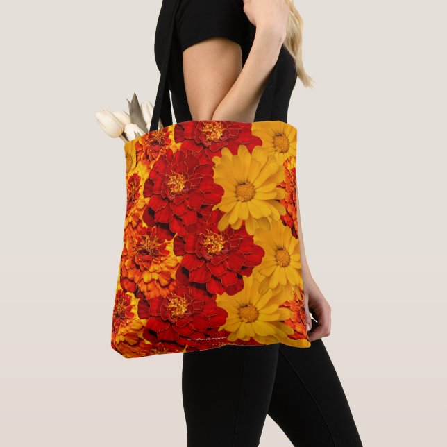Tote Bag Médaille des Marigolds rouge jaune et orange (De près)