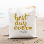 Tote Bag Meilleur Jour|Mariage Bienvenue Cadeau/Faveur|Or<br><div class="desc">Découvrez plus de 400 styles populaires de sacs fourre-tout mariages de la collection "Sacs fourre-tout Mariages" de notre boutique ! Cliquez sur "Edit Design" pour customiser plus loin. Vous pouvez changer la taille de police, la couleur de police et plus ! sacs fourre-tout mariages, sacs fourre-tout mariage, sacs fourre-tout rustiques,...</div>