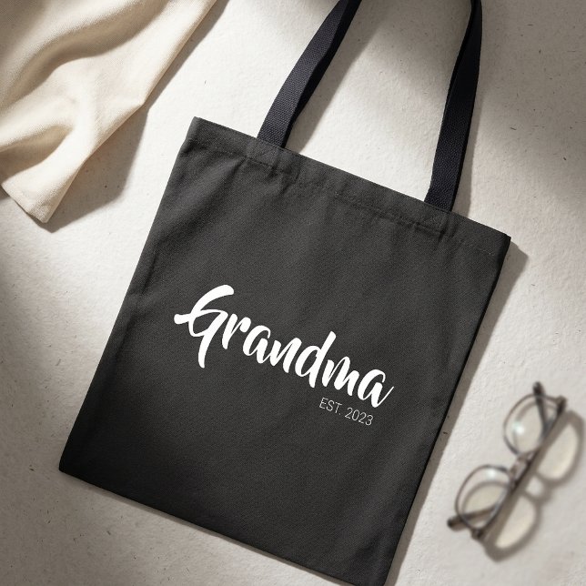 Tote Bag Mémé a établi le cadeau de script noir et blanc (Grandma Established Black White Script Gift Tote Bag)