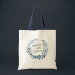 Tote Bag Mère azur sauvage de la chambre<br><div class="desc">Un cadeau sucré et élégant pour la mère du marié,  fourre-tout dispose d'une couronne botanique bleu et blanc d'aquarelle avec "mère du marié" inscrite à l'intérieur en écriture manuscrite. Personnalisez avec votre date de mariage ou le nom du destinataire en dessous.</div>