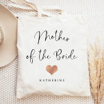 Tote Bag Mère de la mariée | Script tendance et coeur<br><div class="desc">Cette belle fourre-tout élégante pour la mère de la mariée présente un script manuscrit branché en noir,  avec un petit coeur d'or faux rose et une tache pour son nom.</div>