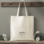 Tote Bag Mère du coeur d'or moderne de la mariée cadeau<br><div class="desc">Sac fourre-tout sur mesure pour la mère de la mariée avec typographie moderne classique au design de coeur doré.</div>