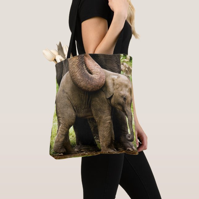 Tote Bag Mère féminine d'éléphant asiatique protégeant son (De près)