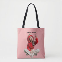 Mignonne fille à capuche fraise vibes sucrées
