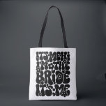 Tote Bag Mignonne "Salut, c’est moi, je suis la mariée" Nou<br><div class="desc">Cette fourre-tout adorable et branchée est parfaite pour les épouses, ajoutant une touche ludique à toute célébration fiançailles ou événement mariage. Avec l’expression amusante "Hi It’s Me, I’m the Bride" dans une typographie stylisée à la main, ce design est parfait pour les fêtes de fiançailles, les douches nuptiales et les...</div>