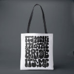 Tote Bag Mignonne "Salut, c’est moi, je suis la mariée" Nou<br><div class="desc">Cette fourre-tout adorable et branchée est parfaite pour les épouses, ajoutant une touche ludique à toute célébration fiançailles ou événement mariage. Avec l’expression amusante "Hi It’s Me, I’m the Bride" dans une typographie stylisée à la main, ce design est parfait pour les fêtes de fiançailles, les douches nuptiales et les...</div>