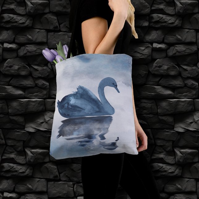 Tote Bag Misty Reflections | Moody Dusty Blue Swan sur le l (Créateur téléchargé)