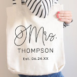 Tote Bag Mme Black Modern Script Personnalisé Mariage Nouve<br><div class="desc">Scénario de calligraphie noire chic et moderne "Mme" sac fourre-tout mariage femme dispose d'un texte personnalisé qui peut être personnalisé avec le nouveau nom de famille marié de la mariée et la date/la date mariage établie. Un accessoire parfait pour la lune de miel et au-delà !</div>