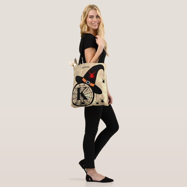 Tote Bag Monogram K Cloudy Sorcière Araignées Nom Tout-En-D (Sur le modèle)