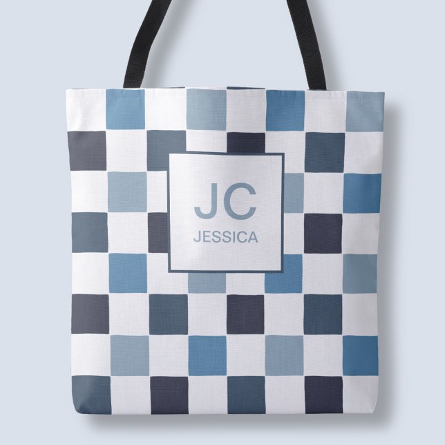 Tote Bag Monogramme à carreaux bleu moderne simple Chic (Monogram Checkered Blue Modern Simple Initals Chic Tote Bag)