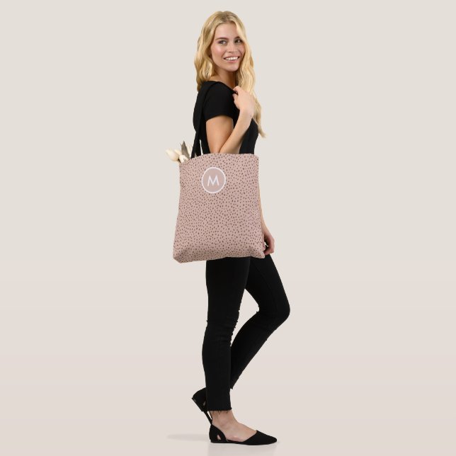 Tote Bag Monogramme beige tendance avec Boho en terre cuite (Sur le modèle)