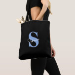 Tote Bag Monogramme Bleu Minimal Moderne Personnalisé<br><div class="desc">Ce sac fourre-tout noir moderne, élégant et minimaliste est l'accessoire personnalisé idéal pour les mariées et les demoiselles d'honneur. Avec un monogramme doux en bleu bleuet avec la première lettre du prénom et le prénom en écriture blanche, il allie sophistication et praticité, parfait pour les essentiels du jour du mariage...</div>