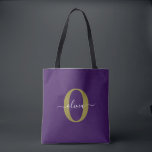 Tote Bag Monogramme customisé Nom du script Purple White Go<br><div class="desc">Ce monogramme élégant et design de nom de script peut être offert en cadeau pour un anniversaire, mariage, douche nuptiale, anniversaire, fête des mères ou toute occasion. Il peut être personnalisé avec l'initiale et le nom de la personne. Vous pouvez modifier la police, la couleur de police, la taille de...</div>