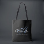 Tote Bag Monogramme de nom de script bleu denim féminin<br><div class="desc">Personnalisez votre joli sac cabas noir tendance avec monogramme ! Le texte ci-dessous peut être personnalisé avec la phrase de votre choix ou même votre nom complet ; vous pouvez également le supprimer si vous préférez. Si vous avez besoin d'aide, veuillez nous le faire savoir à belytaliarecipes@gmail.com, et nous serons...</div>