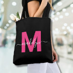 Tote Bag Monogramme de nom de script moderne rose noir chau<br><div class="desc">Sac cabas personnalisé élégant noir et rose magenta avec monogramme de nom en écriture moderne tendance. Ajoutez une touche de fun et de glamour à votre style quotidien avec ce sac cabas chic. Caractérisé par une initiale rose magenta gras centrée sur un fond noir croquant et un design épuré et...</div>