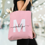 Tote Bag Monogramme de nom écriture élégante rose blush<br><div class="desc">Sac cabas personnalisé avec monogramme de style moderne tendance, rose et blanc. Ajoutez une touche douce et féminine à votre style quotidien avec ce sac cabas chic et ludique. Avec un fond rose blush et une initiale blanche en gras (sans scintillement ni feuille d'or), associé à un monogramme de nom...</div>