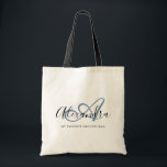 Tote Bag Monogramme élégant de nom de script en denim bleu<br><div class="desc">Personnalisez votre beau sac cabas blanc avec monogramme ! Le texte ci-dessous peut être personnalisé à votre phrase préférée ou même à votre nom complet ; vous pouvez également le supprimer si vous le préférez. Si vous avez besoin d'aide, veuillez nous le faire savoir à belytaliarecipes@gmail.com, et nous serons ravis...</div>