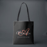 Tote Bag Monogramme élégant de nom de script rose corail fé<br><div class="desc">Personnalisez votre joli sac cabas noir tendance avec monogramme ! Le texte ci-dessous peut être personnalisé avec votre phrase préférée ou même votre nom complet ; vous pouvez également le supprimer si vous préférez. Si vous avez besoin d'aide, veuillez nous le faire savoir à belytaliarecipes@gmail.com, et nous serons ravis de...</div>