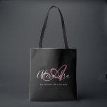 Tote Bag Monogramme élégant écriture Rose Gold féminine<br><div class="desc">Personnalisez votre joli sac cabas noir tendance avec monogramme ! Le texte ci-dessous peut être personnalisé selon votre phrase préférée ou même votre nom complet ; vous pouvez également le supprimer si vous préférez. Si vous avez besoin d'aide, veuillez nous le faire savoir à belytaliarecipes@gmail.com, et nous serons ravis de...</div>