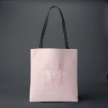 Tote Bag Monogramme et nom de la servante d'accueil personn<br><div class="desc">Ajoutez une touche personnelle à votre mariage avec le monogramme et le cadeau de nom personnalisé de la femme de ménage. Ce design présente le nom personnalisé de la servante avec titre et date mariage en blanc et monogramme en rose vif comme arrière - plan, dans le style de police...</div>