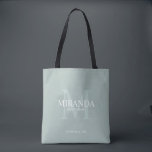 Tote Bag Monogramme et nom de la servante d'accueil personn<br><div class="desc">Ajoutez une touche personnelle à votre mariage avec le monogramme et le cadeau de nom personnalisé de la femme de ménage. Ce design présente le nom personnalisé de la demoiselle d'honneur avec titre et date mariage en blanc et monogramme en vert sauge comme arrière - plan, en style de police...</div>